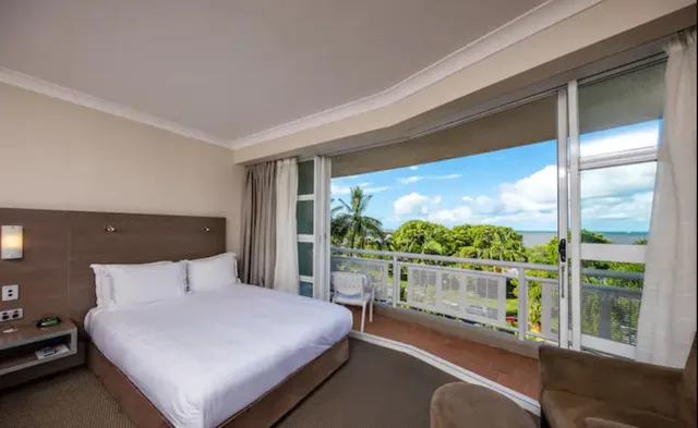 غرفة ديلوكس بسرير مزدوج بإطلالة على البحر بشرفة، DoubleTree by Hilton Hotel Cairns 2/4