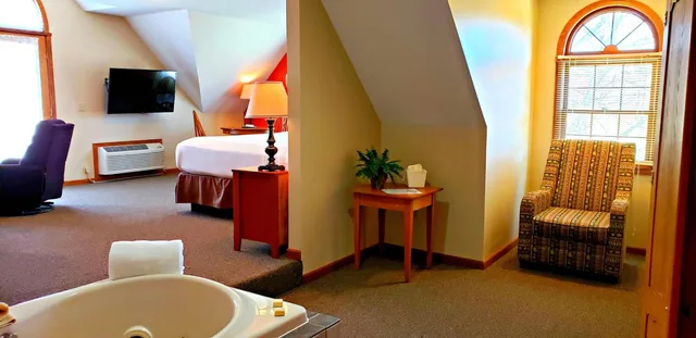 Carriage House, King Bed, Hot Tub، Berlin Heritage Inn 10/10