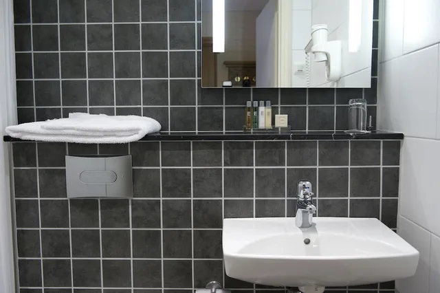 غرفة قياسية بسرير مزدوج أو سريرين منفصلين، Hotel Bishops Arms Koping 7/10