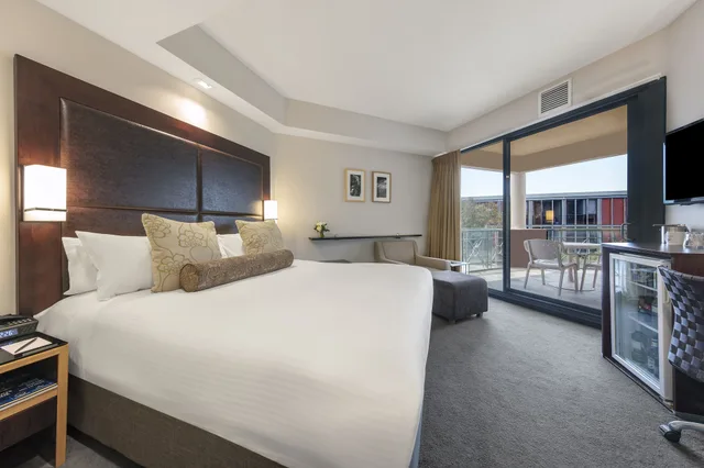 شقة بسرير كينج وسرير كوين بشرفة بغرفتي نوم مع أريكة، Amora Herencia Riverwalk Melbourne 1/6