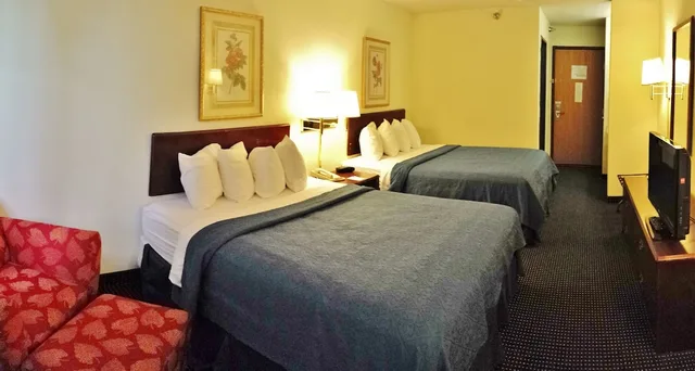 غرفة قياسية بسريرين كوين، Quality Inn Dundee, MI 2/5