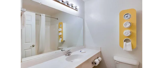 1 King Bed - Mobility Accessible Ri Shower Nsmk، Motel6 Hinesville, GA 7/9