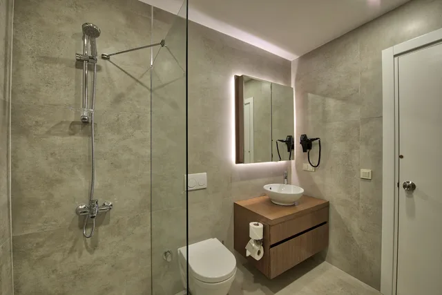 استوديو سوبيريور بسرير كوين مع أريكة، Arkk Homes 2/3