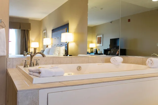 غرفة بسرير كينج، Holiday Inn Express Hotel And Suites Olathe North 5/5