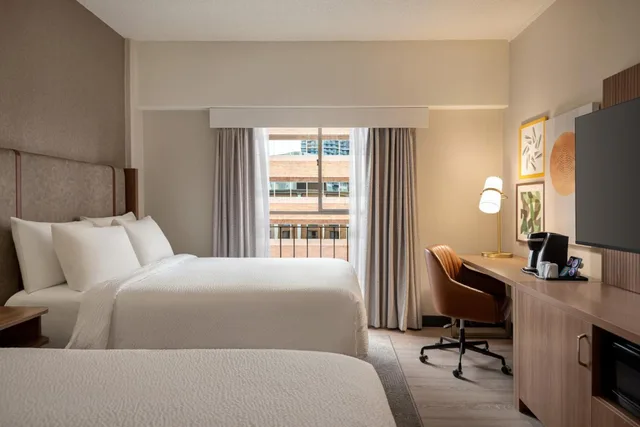 غرفة بريميوم بسرير كينج وسريرين كوين، HOLIDAY INN HOTEL AND SUITES VANCOUVER DOWNTOWN 2/9