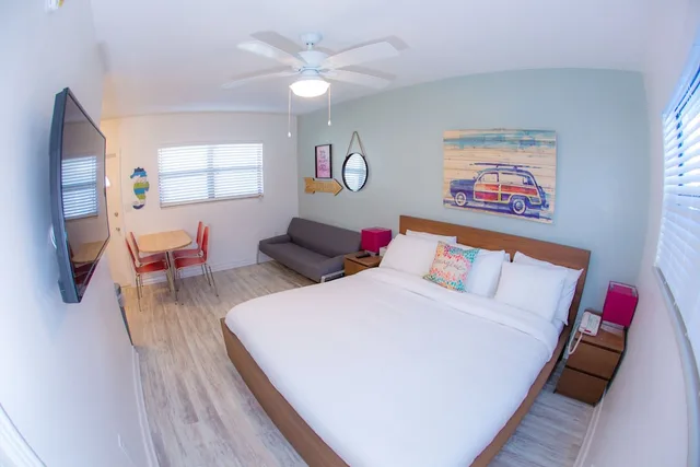 Studio, Suite, King Bed, Pool Side، The Villas at St Pete Beach 1/3