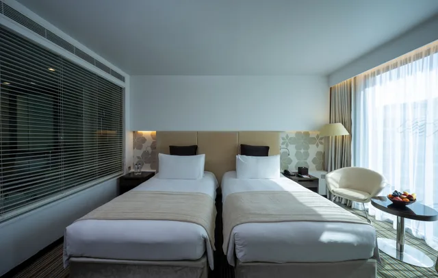 غرفة قياسية بسريرين منفصلين بإطلالة على البحر للمدخنين، Crowne Plaza Abu Dhabi Yas Island 2/5