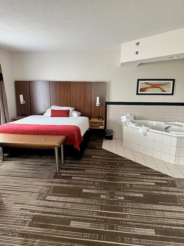غرفة ديلوكس بسرير كينج بحوض جاكوزي، Northfield Inn Suites Conference Center 1/3