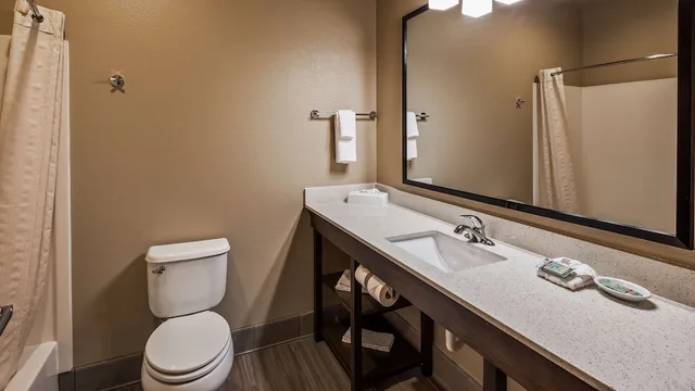 جناح بسريرين كوين، Best Western Golden Spike Inn & Suites 5/5