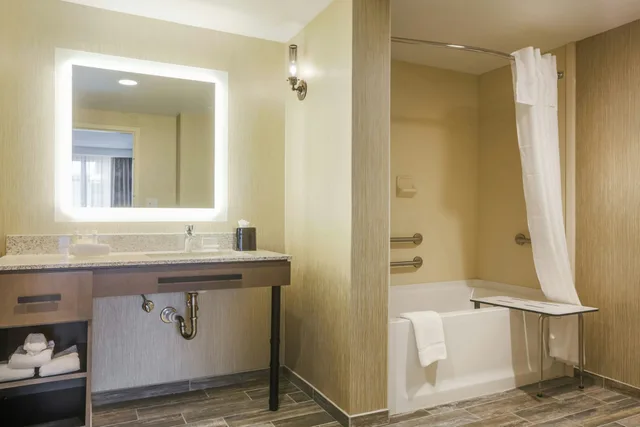جناح بسريرين كوين لذوي الإعاقة، HOMEWOOD SUITES BY HILTON CHARLESTON HISTORIC DISTRICT 1/1