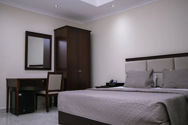 غرفة ديلوكس بسرير كينج، Monarch Hotel 1/5