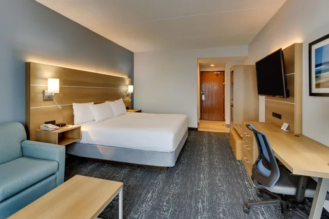 غرفة بسرير كينج بإطلالة على البحيرة، Parkshore Resort 4/6