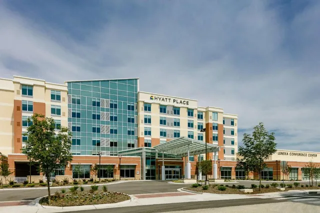 غرفة بسريرين كوين مع أريكة بحوض استحمام لذوي الإعاقة، Hyatt Place Kansas City Lenexa City Center 1/1