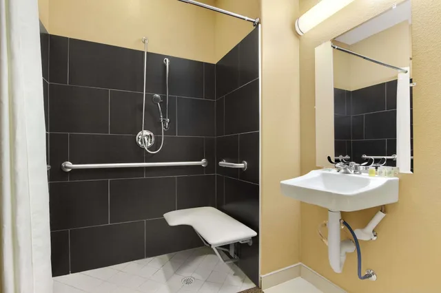 غرفة بسريرين كوين لذوي الإعاقة، Microtel Inn and Suites By Wyndham Round Rock 2/2