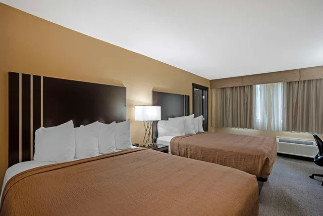 جناح بسريرين كوين مع أريكة بمنطقة جلوس، Best Western Plus Reading Inn & Suites 1/4