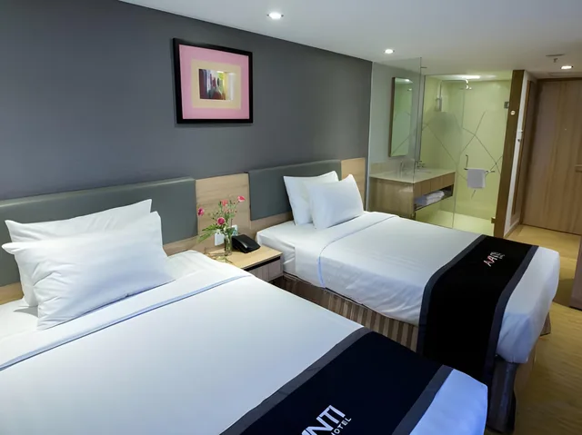 Superior, Queen Bed, No Window، Avanti Hotel 2/2
