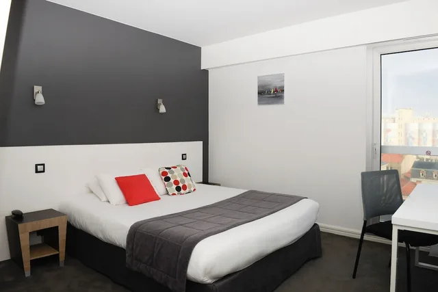 غرفة عائلية رباعية بسرير كوين وسريرين منفصلين، Kyriad Prestige Les Sables D Olonne Plage Centre Des Congres 1/10