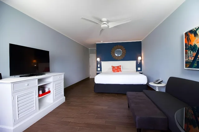 Chic, King Bed، Banana Bay Resort and Marina 2/2