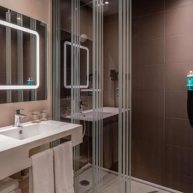 غرفة تنفيذية بسرير كوين بمنطقة جلوس، Novotel Madrid Center 6/10