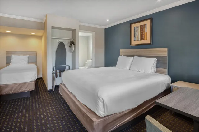 غرفة بسرير كوين وسرير فردي، SureStay Hotel by Best Western San Rafael 4/8
