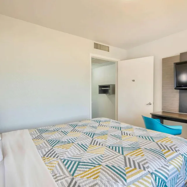 غرفة بسرير كوين للمدخنين، Motel6 Russellville, AR 8/10