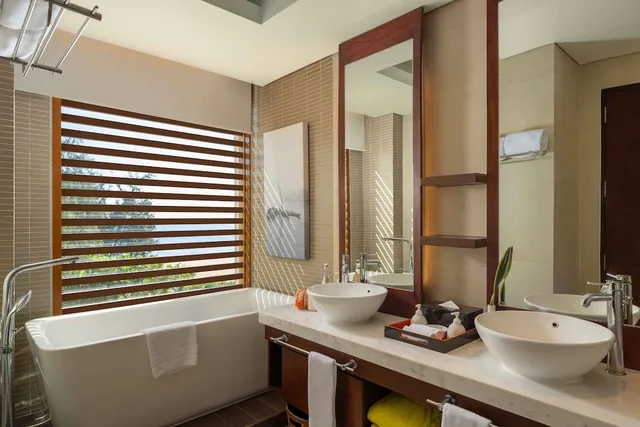 2 Bedrooms, Skypool, Loft, King and Twin Beds, Sea View، Angsana Lang Co 4/5