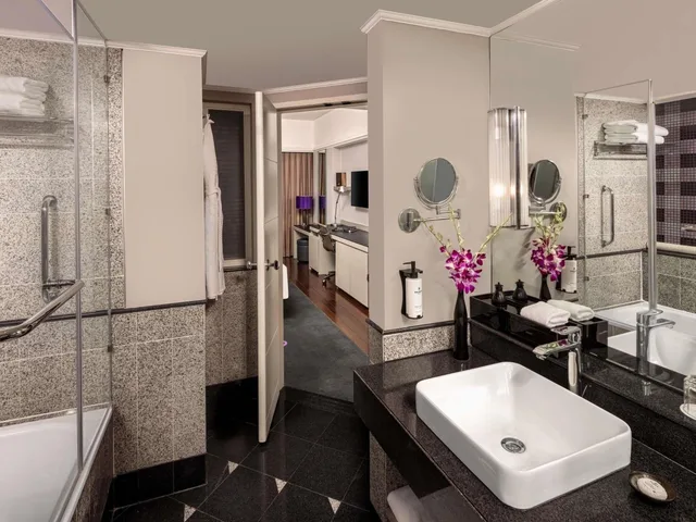 غرفة سوبيريور بسريرين منفصلين، Sofitel Saigon Plaza Hotel 2/2