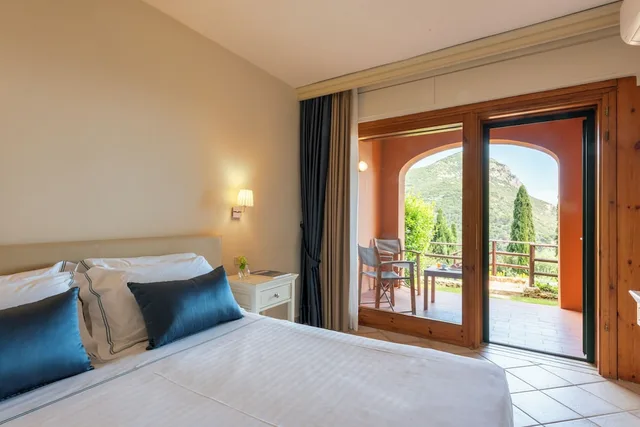 غرفة كلاسيكية بسرير كوين بإطلالة جزئية على البحر، Hotel Torre Di Calapiccola 1/3