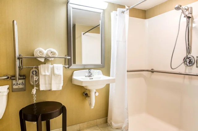 جناح بسرير كينج مع أريكة لذوي الإعاقة، Comfort Inn and Suites Meriden 4/4