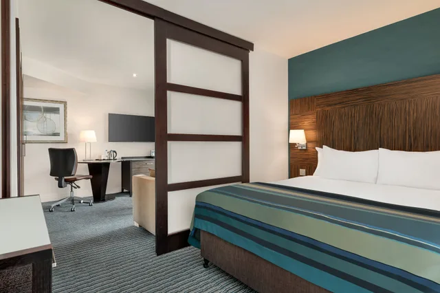 1 Bedroom, Suite, King Bed, Sofa, Kitchenette, Holiday Inn Birmingham Airport 2/4