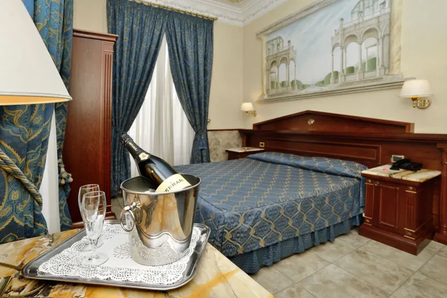 Junior Suite, Studio, 1 Double and 1 Single Bed، Hotel Palladium Palace 6/9