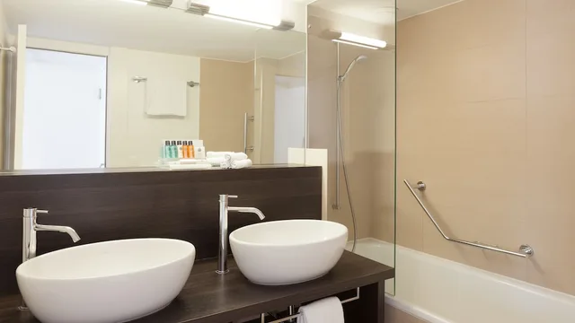 جناح جونيور بسرير كوين، Crowne Plaza Zurich 9/10