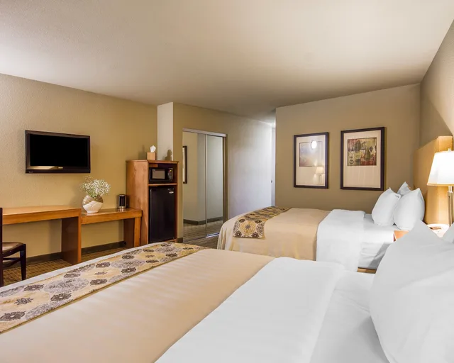 Standard, 2 Queen Beds, Lagoon View، Gaia Hotel Spa Redding Ascend Hotel Collection 8/10