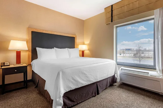 Suite, Accessible, Wyndham Noblesville 1/3