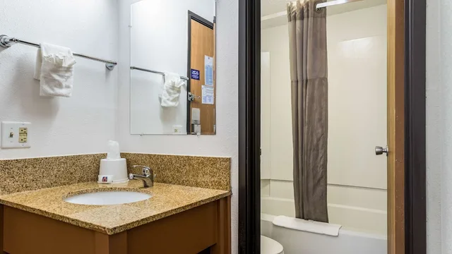 1 Queen Bed - Premium, Mini fridge، Motel6 Elk Grove Village, IL 6/7