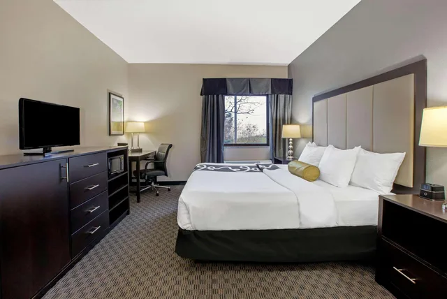 غرفة بسرير مزدوج، La Quinta Inn & Suites by Wyndham Detroit Metro Airport 1/2