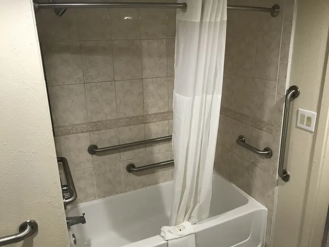 غرفة بسرير كينج لذوي الإعاقة، Quality Inn And Conference Center Richmond, IN 3/4