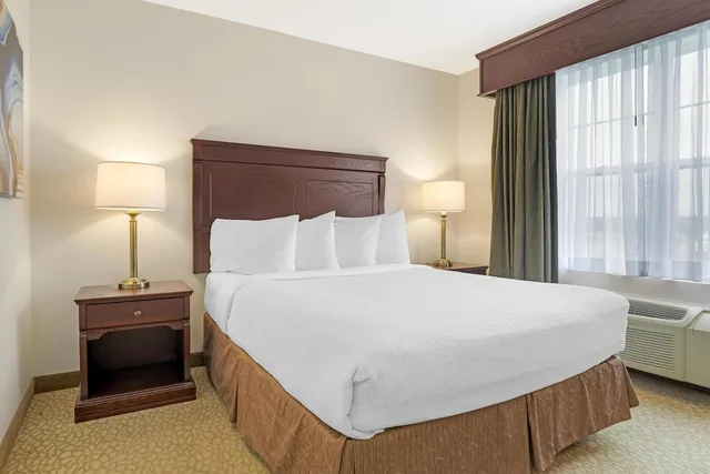 جناح بسرير كوين مع أريكة بمنطقة جلوس، Best Western Plus Grand-Sault Hotel & Suites 3/8