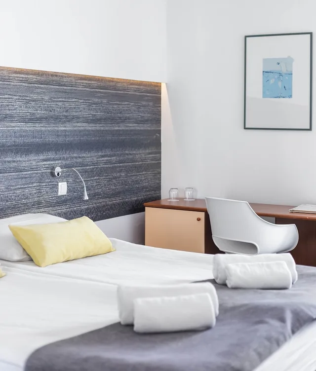 غرفة اقتصادية بثلاثة أسرّة بشرفة، Hotel Punta Vodice 4/10