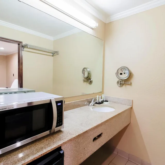 غرفة قياسية بسرير كينج، OYO Pinewood Inn & Suites Silsbee 4/6