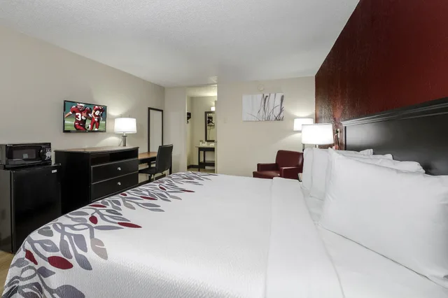 غرفة سوبيريور بسرير كينج بإطلالة على المسبح للمدخنين، Red Roof Inn Hot Springs 1/10