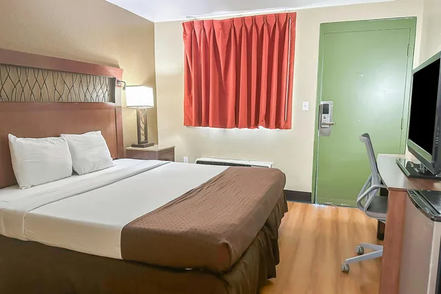 غرفة بسرير كينج للمدخنين، OYO Hotel Mobile AL I-65 at Airport Blvd 1/7