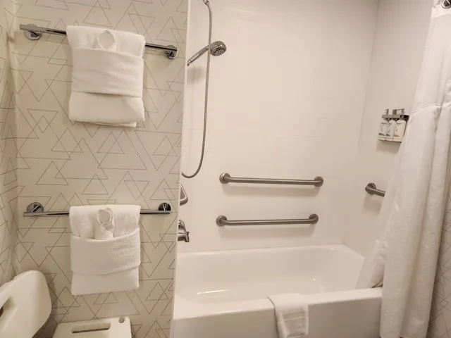 غرفة قياسية بسريرين كوين بحوض استحمام لذوي الإعاقة، Holiday Inn Express Hotel Suites Crawfordsville 3/4
