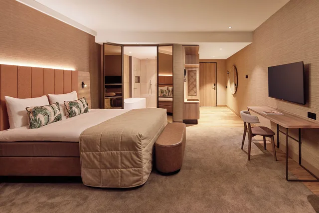 غرفة ديلوكس بسرير كينج وأسرّة بطابقين بإطلالة على القناة بحوض جاكوزي، Van Der Valk Hotel Sneek 4/10