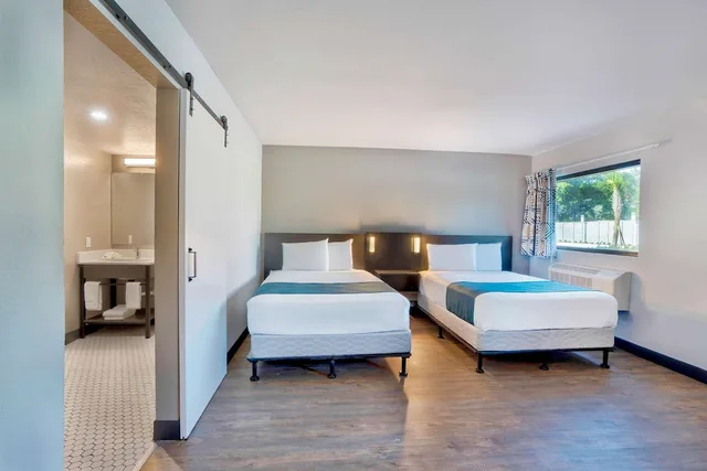 غرفة بريميوم بسريرين كوين لذوي الإعاقة، Motel6 Fort Lauderdale, FL 1/5
