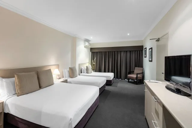 غرفة عائلية بسرير كوين وسرير فردي مع أريكة، Hunter Gateway Motel 4/6