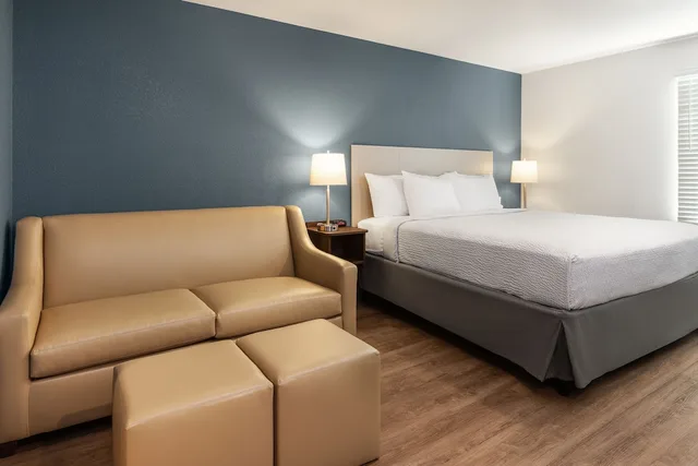 غرفة أساسية بسرير كينج لذوي الإعاقة، WoodSpring Suites Charlotte - University Research Park 5/7