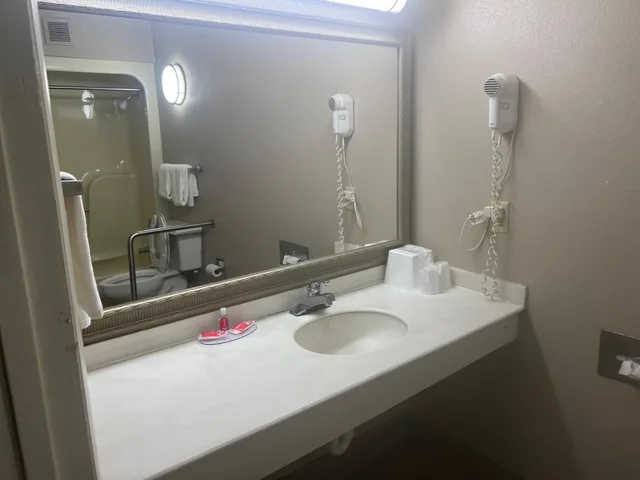 غرفة بسريرين كوين بحوض استحمام للمدخنين، Econo Lodge Florence - Darlington 10/10