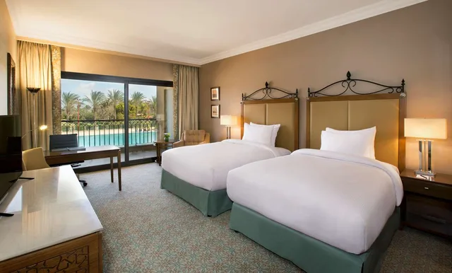 غرفة تنفيذية تنفيذية بسريرين منفصلين بإطلالة على المسبح مع دخول الصالة، Hilton Alexandria Kings Ranch 2/4