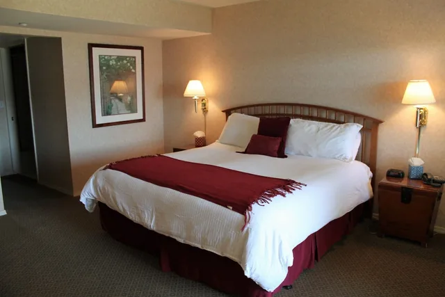 Room, King Bed, Bay View, Patio، Back Bay Inn 1/2